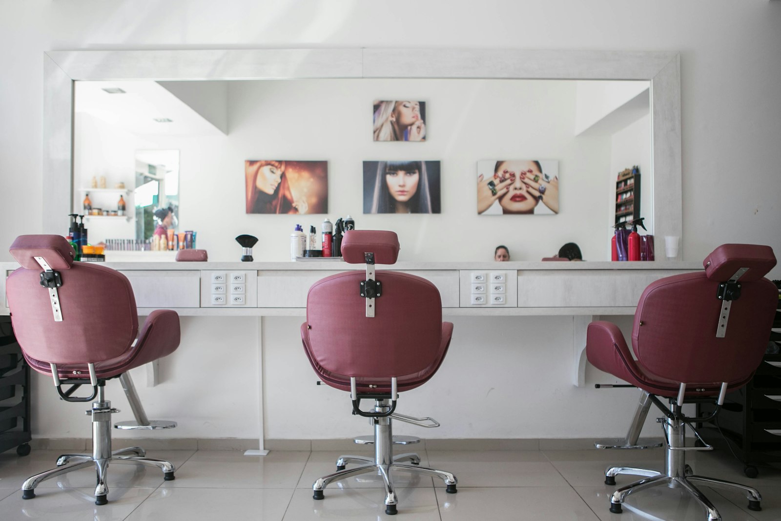 Ruang salon dengan kursi dan cermin besar
